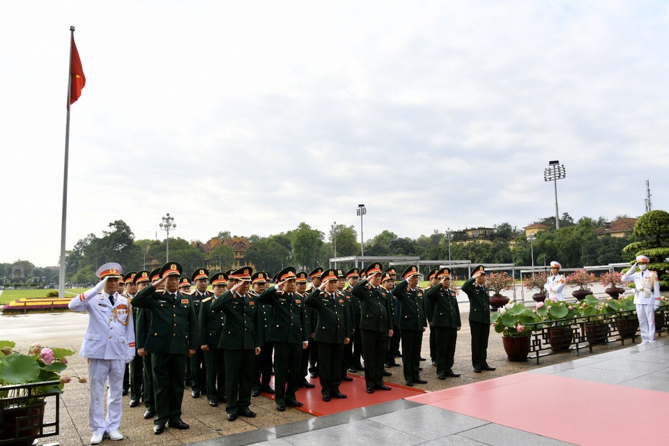 Trước buổi lễ, lúc 7 giờ 30, Đoàn đại biểu Trung ương viếng Lăng Chủ tịch Hồ Chí Minh và Đài Tưởng niệm các anh hùng liệt sĩ (đường Bắc Sơn, quận Ba Đình). (Ảnh: PV/Vietnam+)