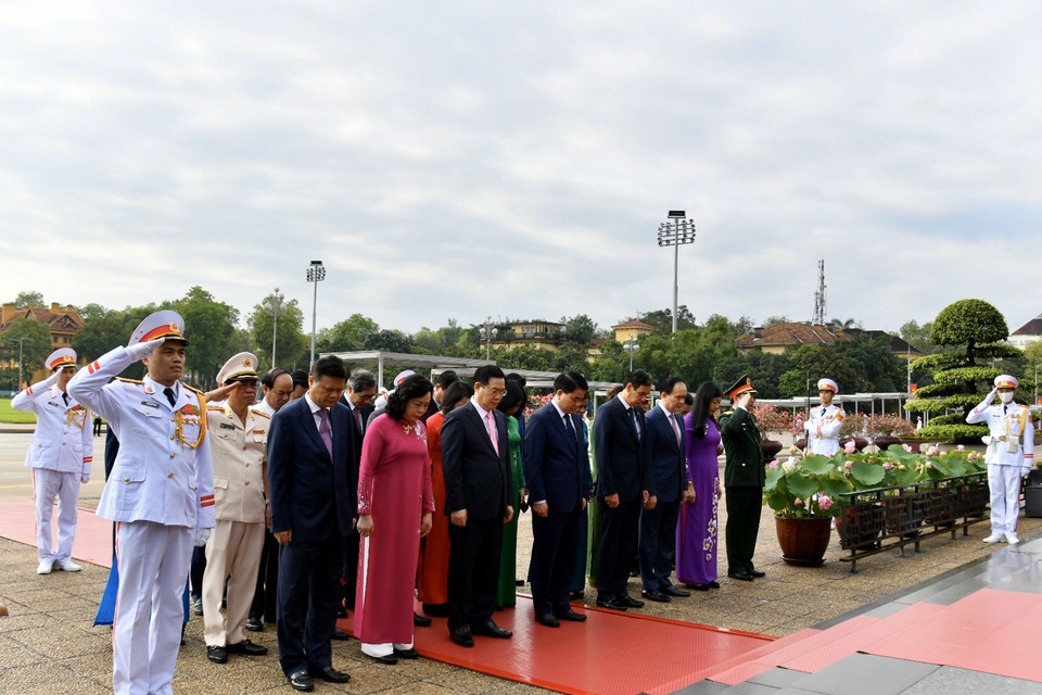 Trước buổi lễ, lúc 7 giờ 30, Đoàn đại biểu Trung ương viếng Lăng Chủ tịch Hồ Chí Minh và Đài Tưởng niệm các anh hùng liệt sĩ (đường Bắc Sơn, quận Ba Đình). (Ảnh: PV/Vietnam+)