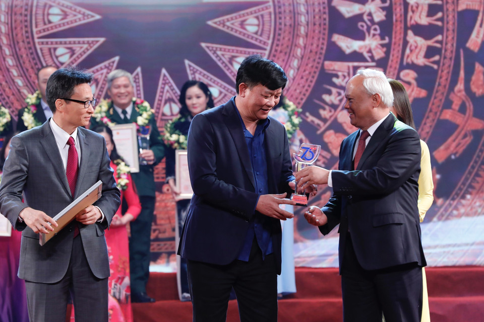 Phó Chủ tịch Quốc hội Uông Chu Lưu và Phó Thủ tướng Vũ Đức Đam trao giải B cho tác giả Trọng Đức (Thông tấn xã Việt Nam). (Ảnh: Dương Giang/TTXVN)