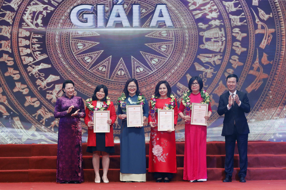 Chủ tịch Quốc hội Nguyễn Thị Kim Ngân và Trưởng ban Tuyên giáo Trung ương Võ Văn Thưởng trao giải A cho các tác giả. (Ảnh: Dương Giang/TTXVN)