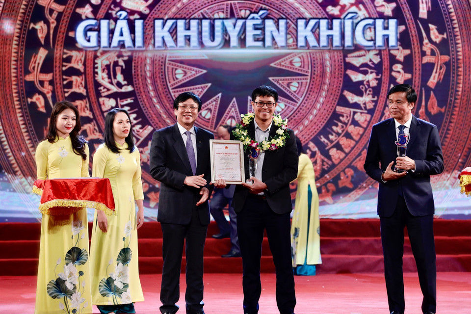 Ông Nguyễn Hạnh Phúc, Tổng Thư ký Quốc hội, Chủ nhiệm Văn phòng Quốc hội, Trưởng ban Chỉ đạo Giải và đồng chí Hồ Quang Lợi, Phó Chủ tịch Thường trực Hội Nhà báo Việt Nam trao giải Khuyến khích cho các tác giả. (Ảnh: Dương Giang/TTXVN)