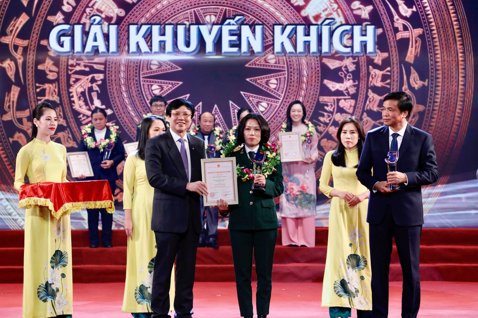 Ông Nguyễn Hạnh Phúc, Tổng Thư ký Quốc hội, Chủ nhiệm Văn phòng Quốc hội, Trưởng ban Chỉ đạo Giải và đồng chí Hồ Quang Lợi, Phó Chủ tịch Thường trực Hội Nhà báo Việt Nam trao giải Khuyến khích cho các tác giả. (Ảnh: Dương Giang/TTXVN)