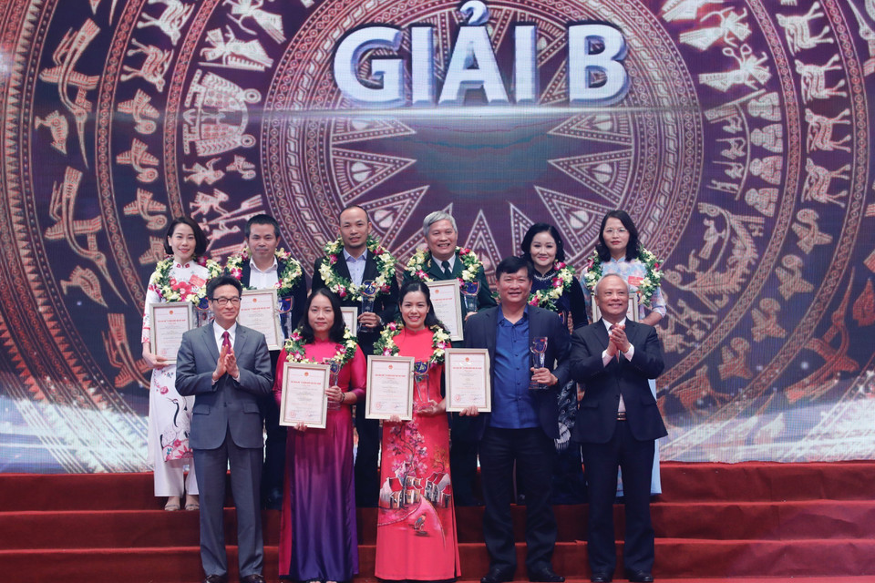 Phó Chủ tịch Quốc hội Uông Chu Lưu và Phó Thủ tướng Vũ Đức Đam trao giải B cho các tác giả. (Ảnh: Dương Giang/TTXVN)