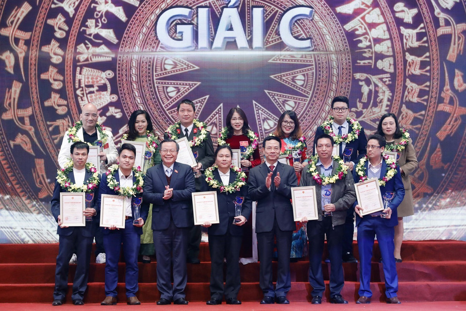 Phó Chủ tịch Quốc hội Phùng Quốc Hiển và Bộ trưởng Bộ Thông tin và Truyền thông Nguyễn Mạnh Hùng trao Giải C cho các tác giả. (Ảnh: Dương Giang/TTXVN)