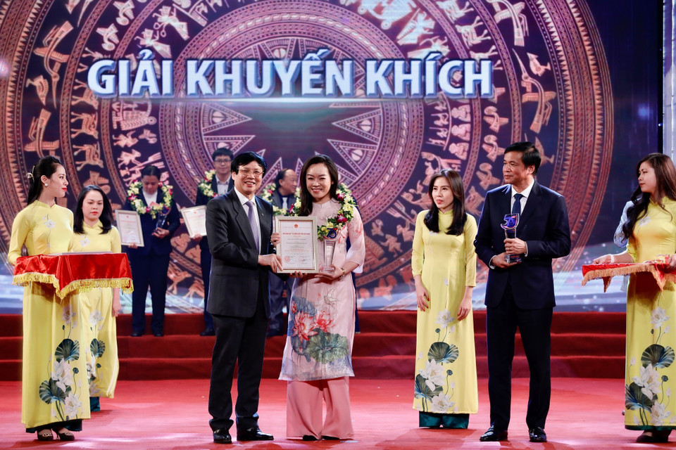 Ông Nguyễn Hạnh Phúc, Tổng Thư ký Quốc hội, Chủ nhiệm Văn phòng Quốc hội, Trưởng ban Chỉ đạo Giải và đồng chí Hồ Quang Lợi, Phó Chủ tịch Thường trực Hội Nhà báo Việt Nam trao giải Khuyến khích cho các tác giả. (Ảnh: Dương Giang/TTXVN)