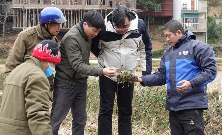  Lãnh đạo huyện Mù Cang Chải kiểm tra tình hình phòng chống rét tại cơ sở. Ả(Ảnh: Tuấn Anh-A Lù/TTXVN)