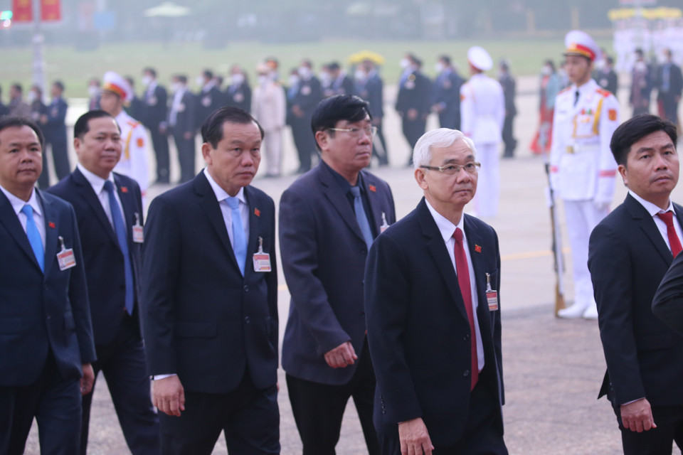Các đại biểu dự Đại hội XIII của Đảng đặt vòng hoa và vào Lăng viếng Chủ tịch Hồ Chí Minh. (Ảnh: TTXVN)