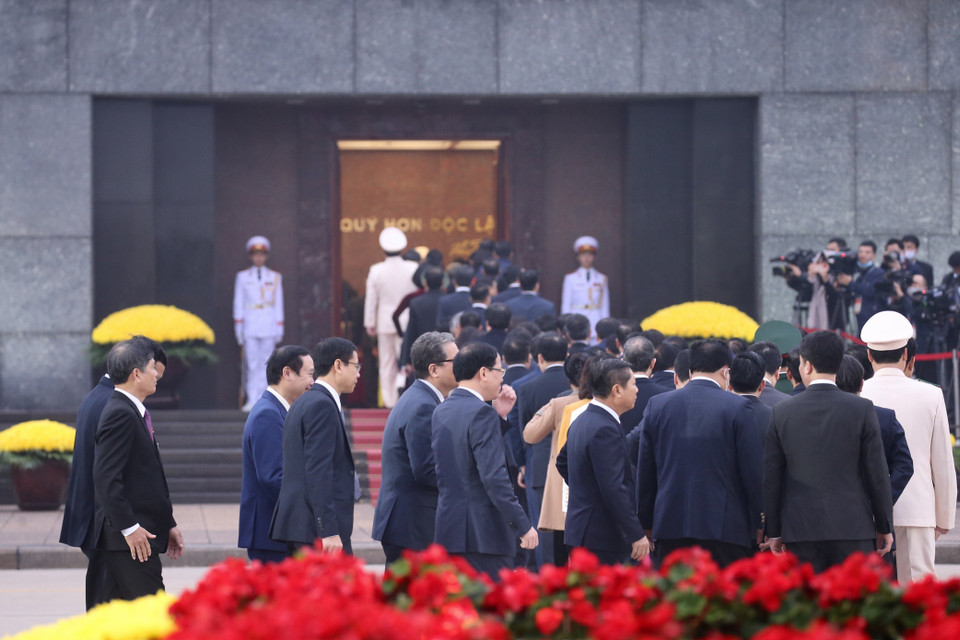 Các đại biểu dự Đại hội XIII của Đảng đặt vòng hoa và vào Lăng viếng Chủ tịch Hồ Chí Minh. (Ảnh: TTXVN)