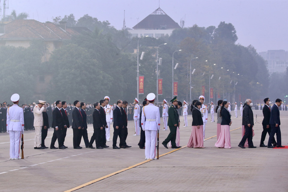 Các đại biểu dự Đại hội XIII của Đảng đặt vòng hoa và vào Lăng viếng Chủ tịch Hồ Chí Minh. (Ảnh: TTXVN)