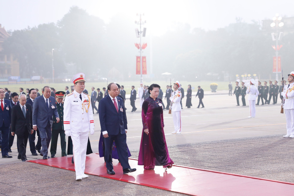 Các đại biểu dự Đại hội XIII của Đảng đặt vòng hoa và vào Lăng viếng Chủ tịch Hồ Chí Minh. (Ảnh: TTXVN)