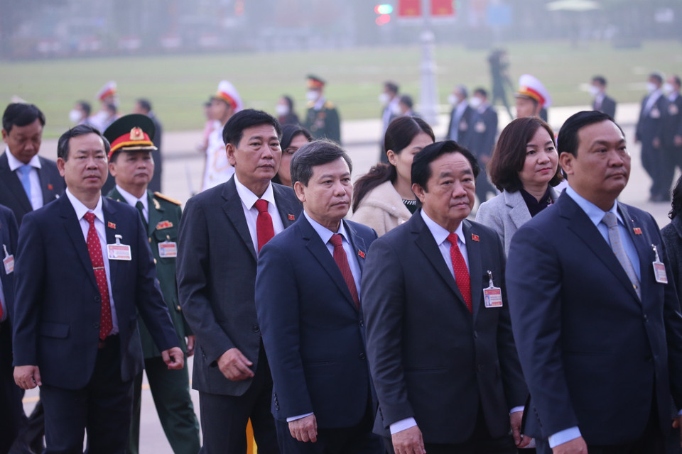 Các đại biểu dự Đại hội XIII của Đảng đặt vòng hoa và vào Lăng viếng Chủ tịch Hồ Chí Minh. (Ảnh: TTXVN)