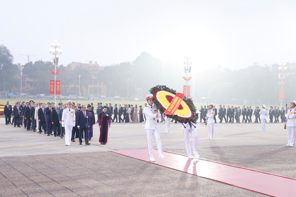 Các đại biểu dự Đại hội XIII của Đảng đặt vòng hoa và vào Lăng viếng Chủ tịch Hồ Chí Minh. (Ảnh: TTXVN)