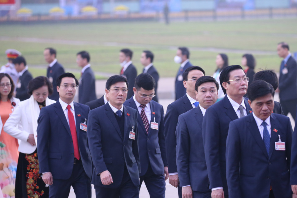 Các đại biểu dự Đại hội XIII của Đảng đặt vòng hoa và vào Lăng viếng Chủ tịch Hồ Chí Minh. (Ảnh: TTXVN)