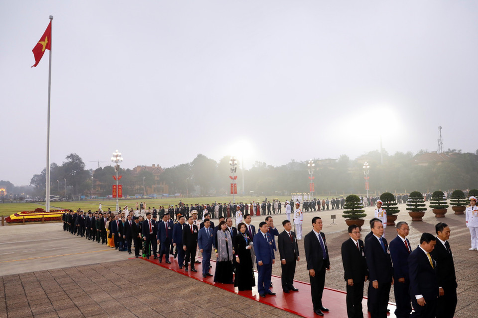 Các đại biểu dự Đại hội XIII của Đảng đặt vòng hoa và vào Lăng viếng Chủ tịch Hồ Chí Minh. (Ảnh: TTXVN)