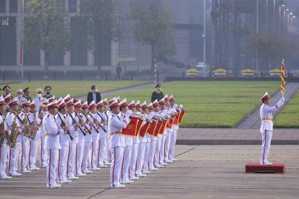 Đội quân nhạc cử hành lễ viếng tại Lăng Chủ tịch Hồ Chí Minh. (Ảnh: TTXVN)