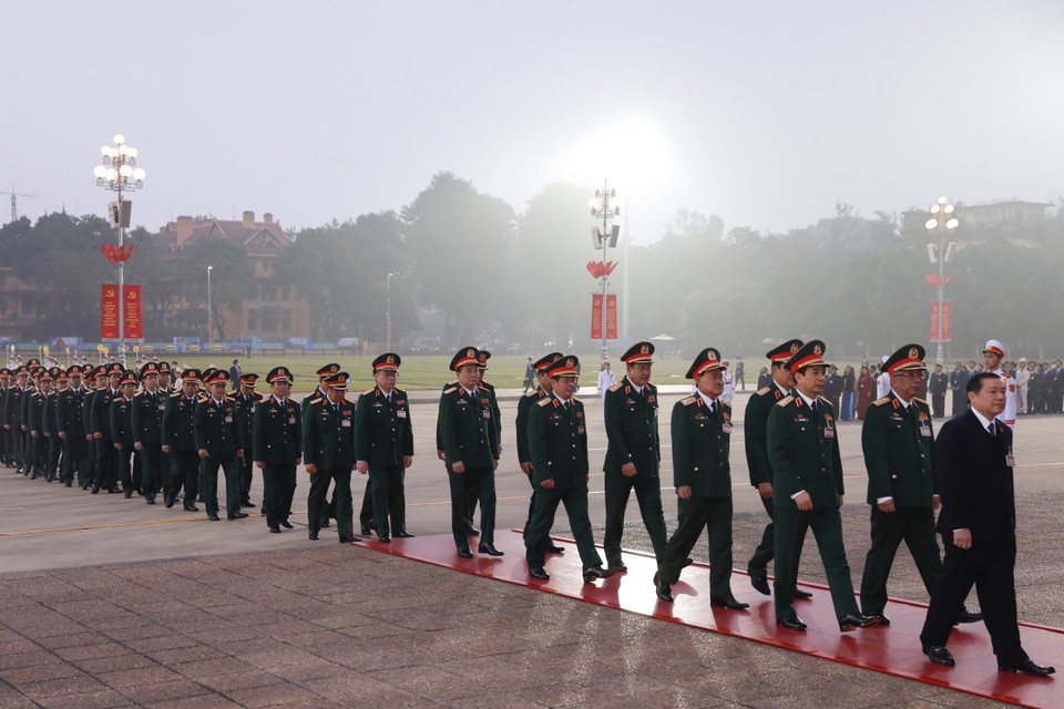 Các đại biểu dự Đại hội XIII của Đảng đặt vòng hoa và vào Lăng viếng Chủ tịch Hồ Chí Minh. (Ảnh: TTXVN)