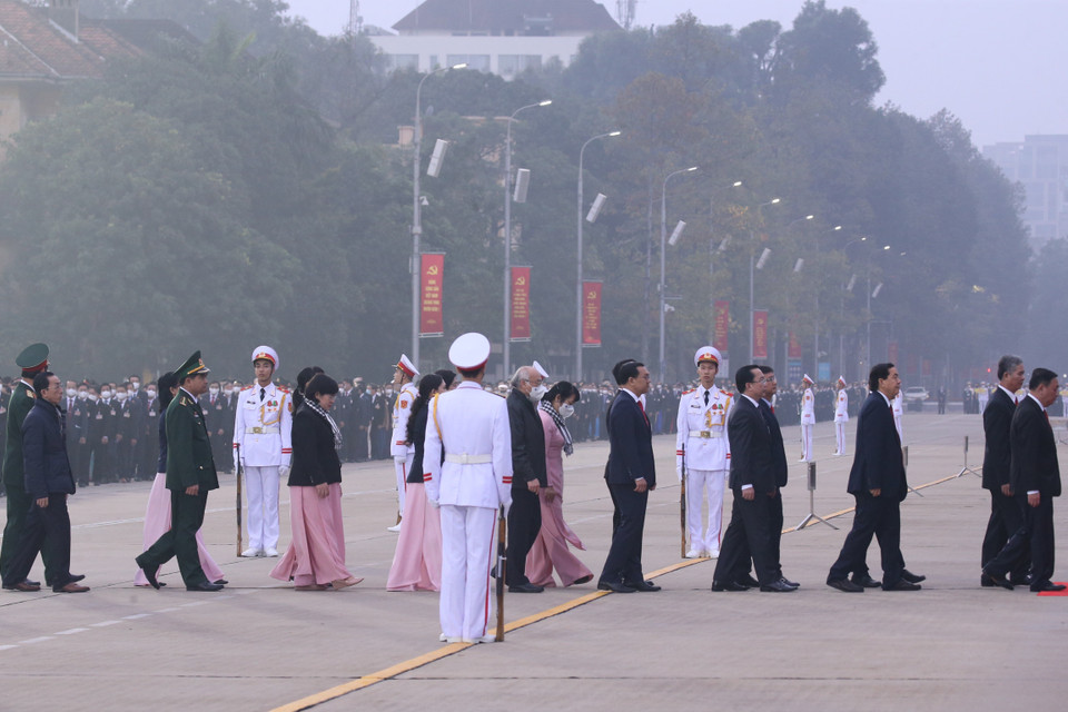 Các đại biểu dự Đại hội XIII của Đảng đặt vòng hoa và vào Lăng viếng Chủ tịch Hồ Chí Minh. (Ảnh: TTXVN)