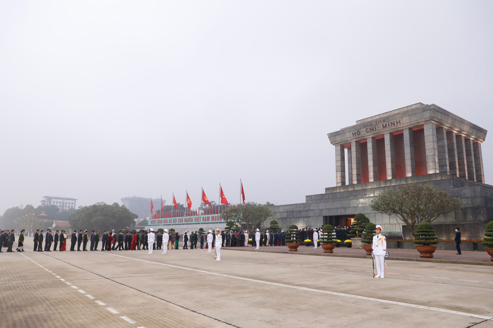 Các đại biểu dự Đại hội XIII của Đảng đặt vòng hoa và vào Lăng viếng Chủ tịch Hồ Chí Minh. (Ảnh: TTXVN)