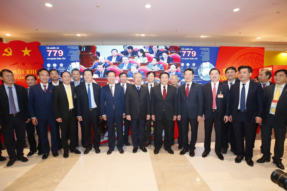 Ủy viên Bộ Chính trị, Thường trực Ban Bí thư Trần Quốc Vượng; Ủy viên Bộ Chính trị, Bí thư Trung ương Đảng, Trưởng Ban Tuyên giáo Trung ương Võ Văn Thưởng và các đại biểu thăm quan Trưng bày sách, báo tại Trung tâm Hội nghị quốc gia. (Ảnh: Doãn Tấn/TTXVN)