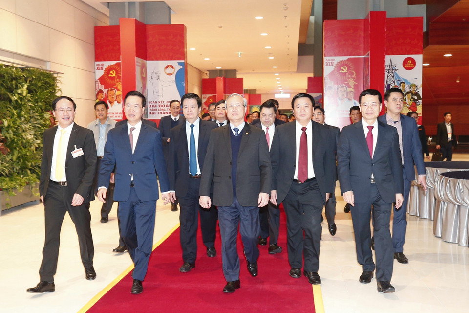 Ủy viên Bộ Chính trị, Thường trực Ban Bí thư Trần Quốc Vượng; Ủy viên Bộ Chính trị, Bí thư Trung ương Đảng, Trưởng Ban Tuyên giáo Trung ương Võ Văn Thưởng và các đại biểu thăm quan Trưng bày sách, báo tại Trung tâm Hội nghị quốc gia. (Ảnh: Doãn Tấn/TTXVN)