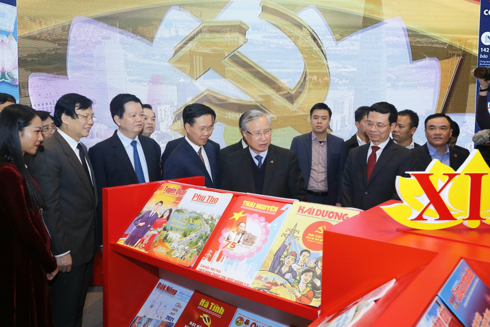  Ủy viên Bộ Chính trị, Thường trực Ban Bí thư Trần Quốc Vượng; Ủy viên Bộ Chính trị, Bí thư Trung ương Đảng, Trưởng Ban Tuyên giáo Trung ương Võ Văn Thưởng và các đại biểu thăm quan Trưng bày sách, báo tại Trung tâm Hội nghị quốc gia. (Ảnh: Doãn Tấn/TTXVN)