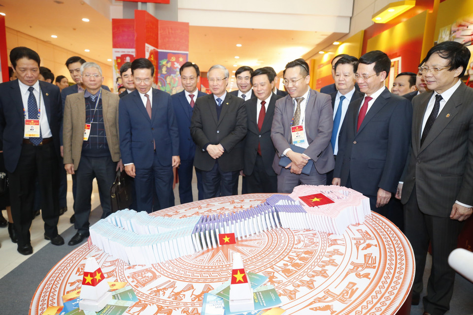 Ủy viên Bộ Chính trị, Thường trực Ban Bí thư Trần Quốc Vượng; Ủy viên Bộ Chính trị, Bí thư Trung ương Đảng, Trưởng Ban Tuyên giáo Trung ương Võ Văn Thưởng và các đại biểu thăm quan Trưng bày sách, báo tại Trung tâm Hội nghị quốc gia. (Ảnh: Doãn Tấn/TTXVN)