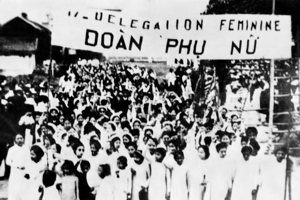 Phụ nữ Hà Nội tham gia míttinh mừng ngày Quốc tế Lao động tại Khu Đấu xảo (tháng 5/1938) trong Cao trào cách mạng đòi dân sinh, dân chủ (1936-1939). (Ảnh: Tư liệu TTXVN)