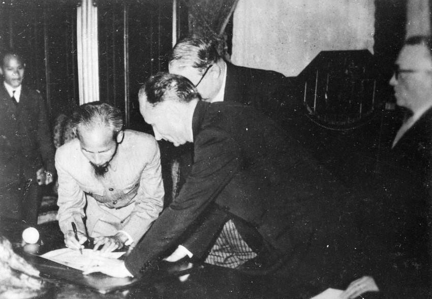 Ngày 14/9/1946, tại Paris, Chủ tịch Hồ Chí Minh ký với Pháp bản Tạm ước, tiếp tục nhượng bộ một số quyền lợi kinh tế, văn hóa ở Việt Nam để có thời gian xây dựng và củng cố lực lượng, tạo thêm thời gian hòa hoãn quý báu cho chính quyền cách mạng non trẻ chuẩn bị lực lượng bước vào cuộc kháng chiến trường kỳ. (Ảnh: TTXVN)