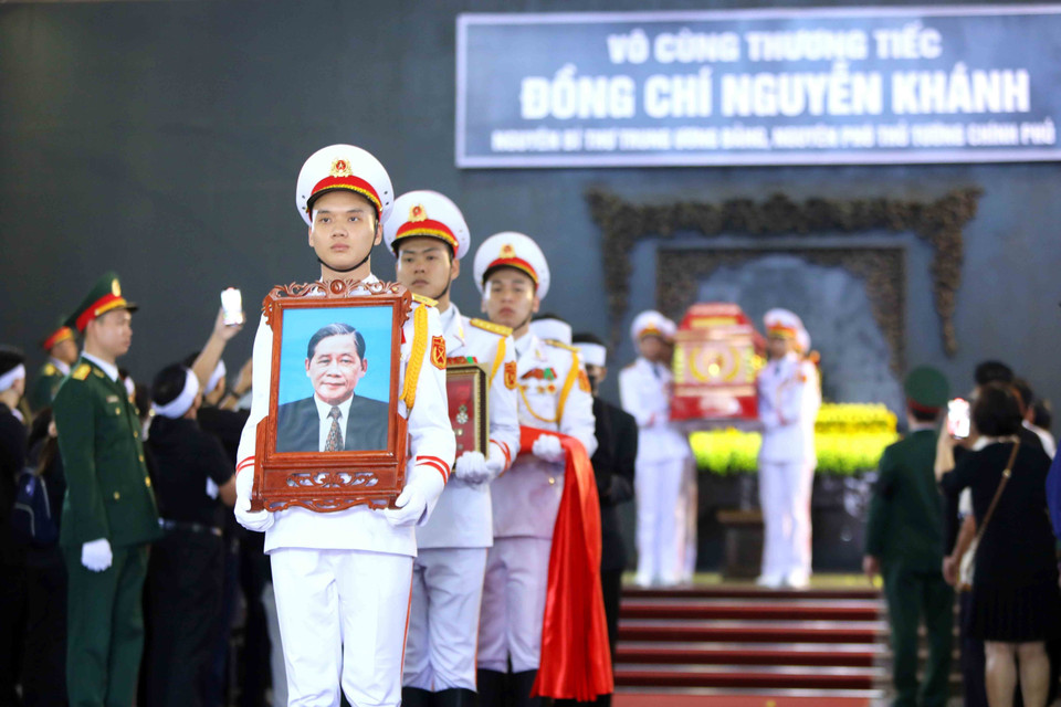 Nghi thức di quan nguyên Phó Thủ tướng Nguyễn Khánh về nơi an nghỉ cuối cùng. (Ảnh: An Đăng/TTXVN)