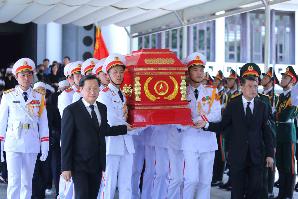 Ông Lê Minh Khái, Bí thư Trung ương Đảng, Phó Thủ tướng và ông Lê Minh Hưng, Bí thư Trung ương Đảng, Chánh Văn phòng Trung ương Đảng tiễn đưa nguyên Phó Thủ tướng Nguyễn Khánh về nơi an nghỉ cuối cùng. (Ảnh: An Đăng/TTXVN)