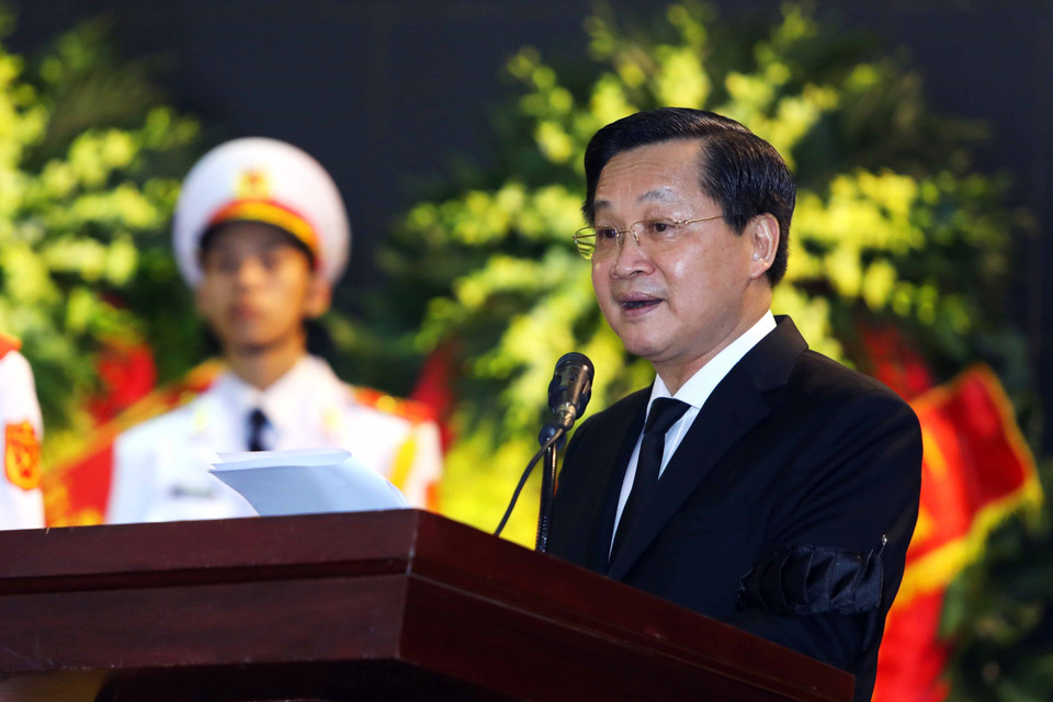 Ông Lê Minh Khái, Bí thư Trung ương Đảng, Phó Thủ tướng đọc điếu văn tại Lễ Truy điệu nguyên Phó Thủ tướng Nguyễn Khánh.(Ảnh: An Đăng/TTXVN)