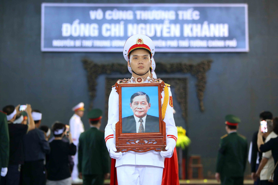 Nghi thức di quan nguyên Phó Thủ tướng Nguyễn Khánh về nơi an nghỉ cuối cùng. (Ảnh: An Đăng/TTXVN)