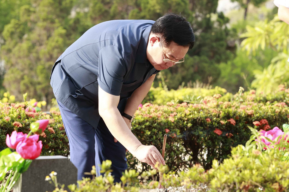 Chủ tịch Quốc hội Vương Đình Huệ thắp hương tưởng nhớ tại Nghĩa trang Liệt sỹ thành phố Huế. (Ảnh: Doãn Tấn/TTXVN)