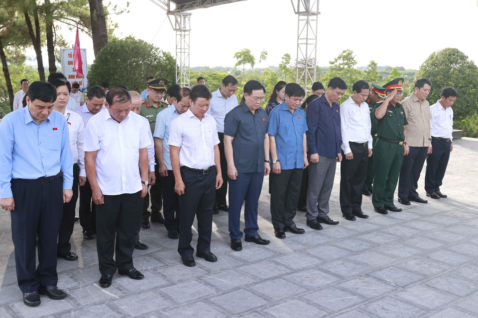 Chủ tịch Quốc hội Vương Đình Huệ và đại biểu tưởng niệm anh hùng liệt sỹ tại Nghĩa trang Liệt sỹ thành phố Huế. (Ảnh: Doãn Tấn/TTXVN)