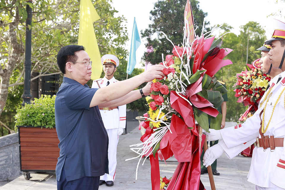 Chủ tịch Quốc hội Vương Đình Huệ dâng hoa tại Nghĩa trang Liệt sỹ thành phố Huế. (Ảnh: Doãn Tấn/TTXVN)
