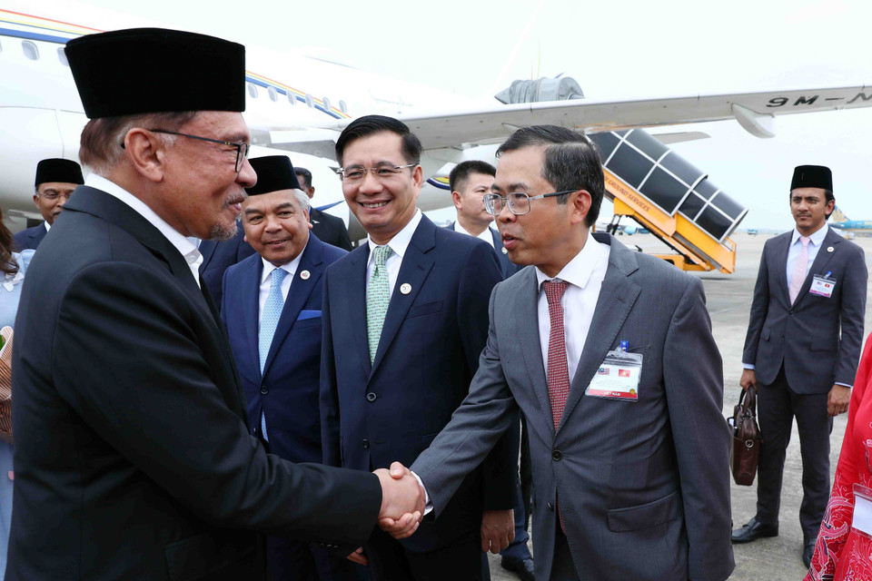 Lễ đón Thủ tướng Malaysia Anwar Ibrahim và Phu nhân tại Sân bay Quốc tế Nội Bài. (Ảnh: Phạm Kiên/TTXVN)