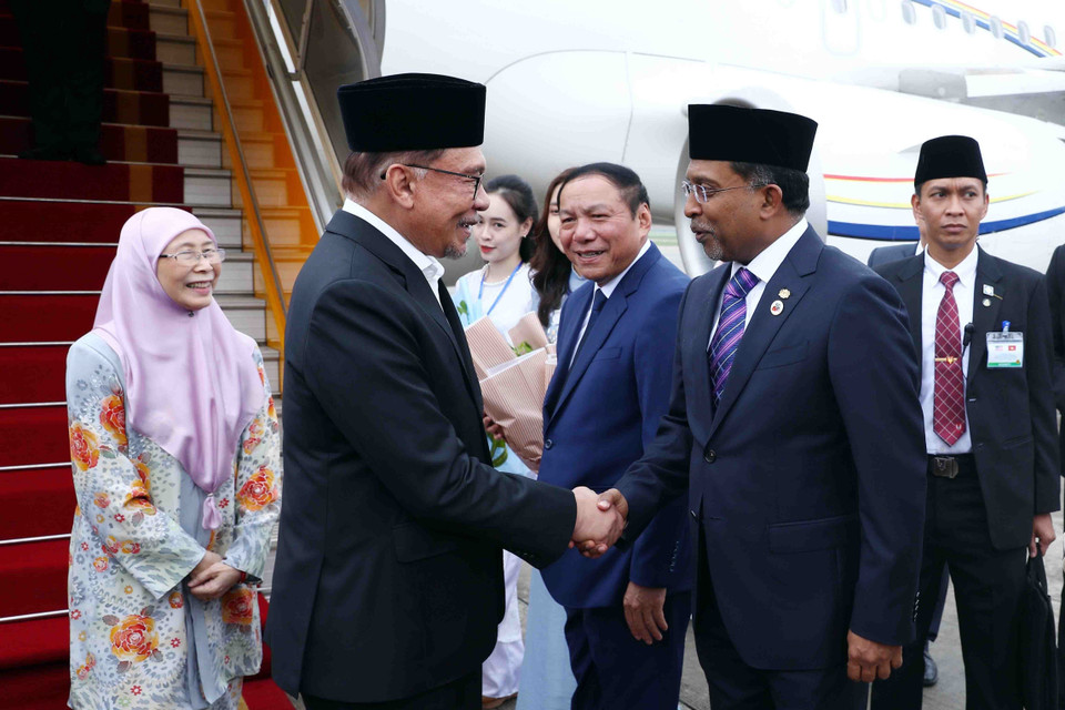 Lễ đón Thủ tướng Malaysia Anwar Ibrahim và Phu nhân tại Sân bay Quốc tế Nội Bài. (Ảnh: Phạm Kiên/TTXVN)