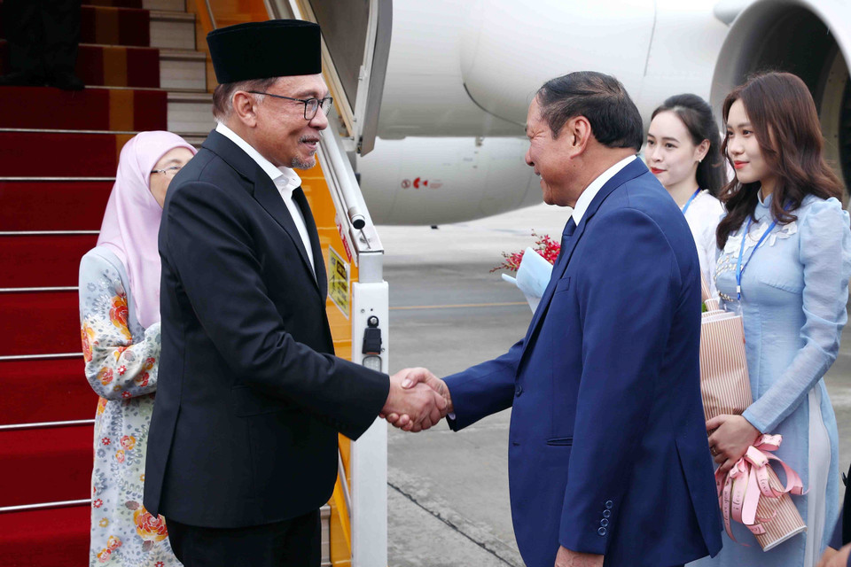 Bộ trưởng Bộ Văn hóa, Thể thao và Du lịch Nguyễn Văn Hùng đón Thủ tướng Malaysia Anwar Ibrahim và Phu nhân tại Sân bay quốc tế Nội Bài. (Ảnh: Phạm Kiên/TTXVN)