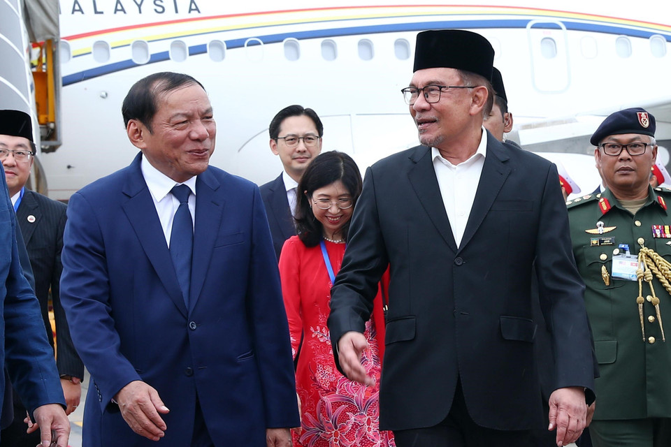 Bộ trưởng Bộ Văn hóa, Thể thao và Du lịch Nguyễn Văn Hùng đón Thủ tướng Malaysia Anwar Ibrahim và Phu nhân tại Sân bay Quốc tế Nội Bài. (Ảnh: Phạm Kiên/TTXVN)