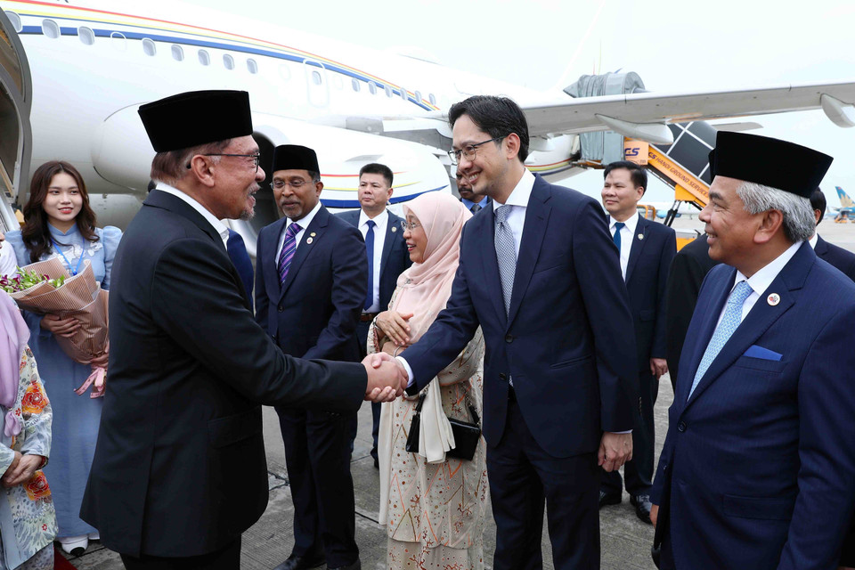 Lễ đón Thủ tướng Malaysia Anwar Ibrahim và Phu nhân tại Sân bay Quốc tế Nội Bài. (Ảnh: Phạm Kiên/TTXVN)