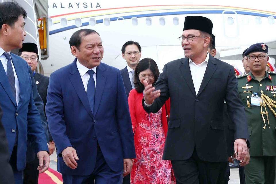 Nhận lời mời của Thủ tướng Chính phủ Phạm Minh Chính, chiều 20/7, Thủ tướng Malaysia Anwar Ibrahim và Phu nhân tới Thủ đô Hà Nội, bắt đầu thăm chính thức Việt Nam. (Ảnh: Phạm Kiên/TTXVN)