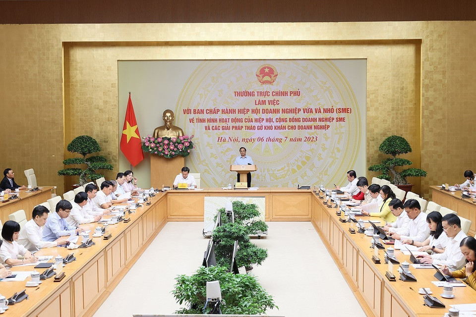 Thủ tướng Phạm Minh Chính chủ trì làm việc với Hiệp hội Doanh nghiệp Vừa và Nhỏ. (Ảnh: Dương Giang/TTXVN)