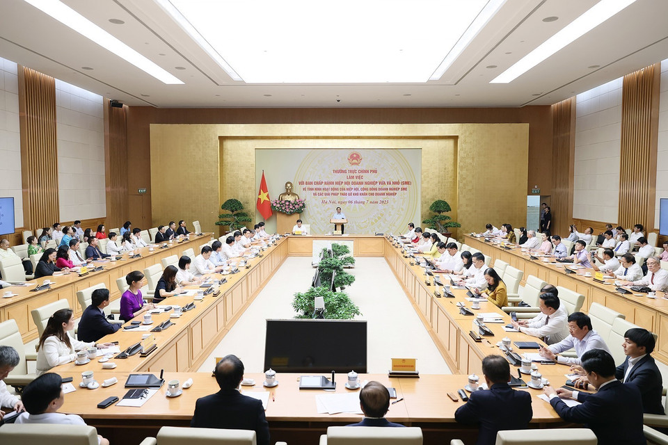 Thủ tướng Phạm Minh Chính chủ trì làm việc với Hiệp hội Doanh nghiệp Vừa và Nhỏ. (Ảnh: Dương Giang/TTXVN)