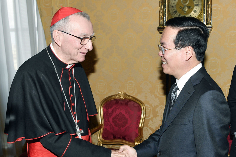 Chủ tịch nước Võ Văn Thưởng gặp Thủ tướng Vatican, Hồng y Pietro Parolin. (Ảnh: Thống Nhất/TTXVN)