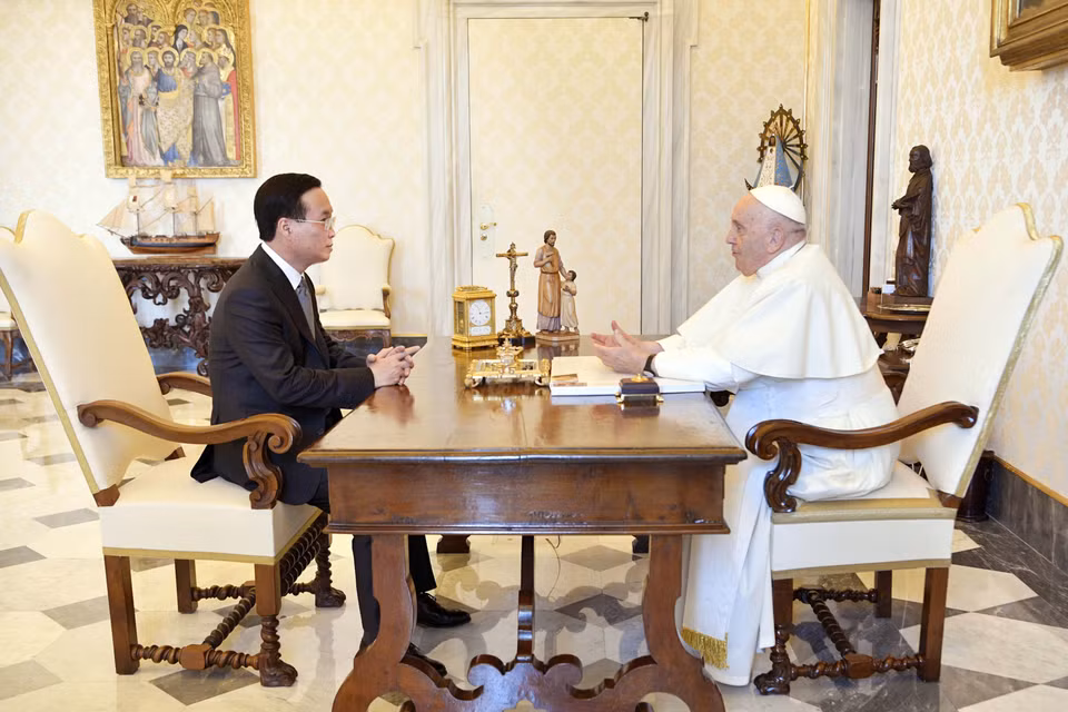 Chủ tịch nước Võ Văn Thưởng hội kiến Giáo hoàng Francis.(Ảnh: Thống Nhất/TTXVN)