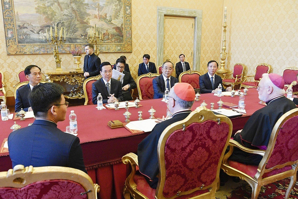 Chủ tịch nước Võ Văn Thưởng gặp Thủ tướng Vatican, Hồng y Pietro Parolin. (Ảnh: Thống Nhất/TTXVN)