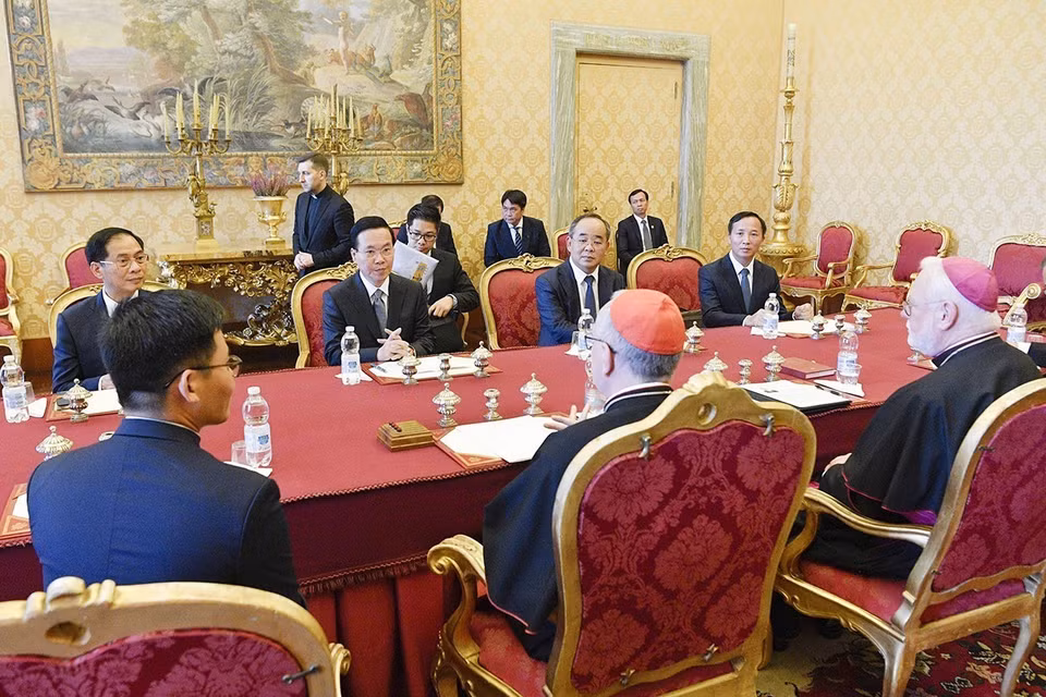 Chủ tịch nước Võ Văn Thưởng gặp Thủ tướng Vatican, Hồng y Pietro Parolin. (Ảnh: Thống Nhất/TTXVN)