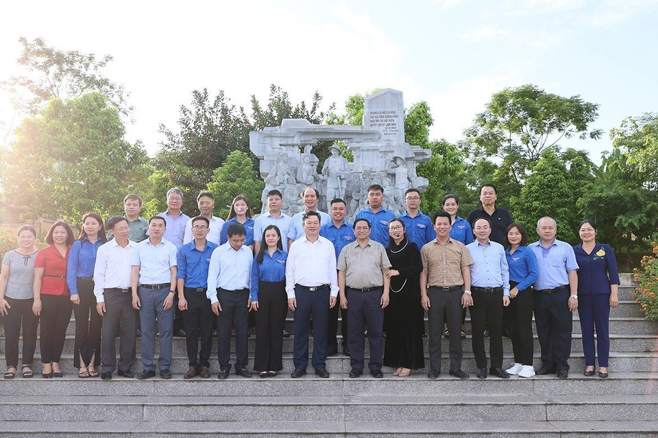 Thủ tướng Phạm Minh Chính với các đại biểu thăm Di tích Lịch sử Thanh niên Xung phong Nà Tu. (Ảnh: Dương Giang/TTXVN)