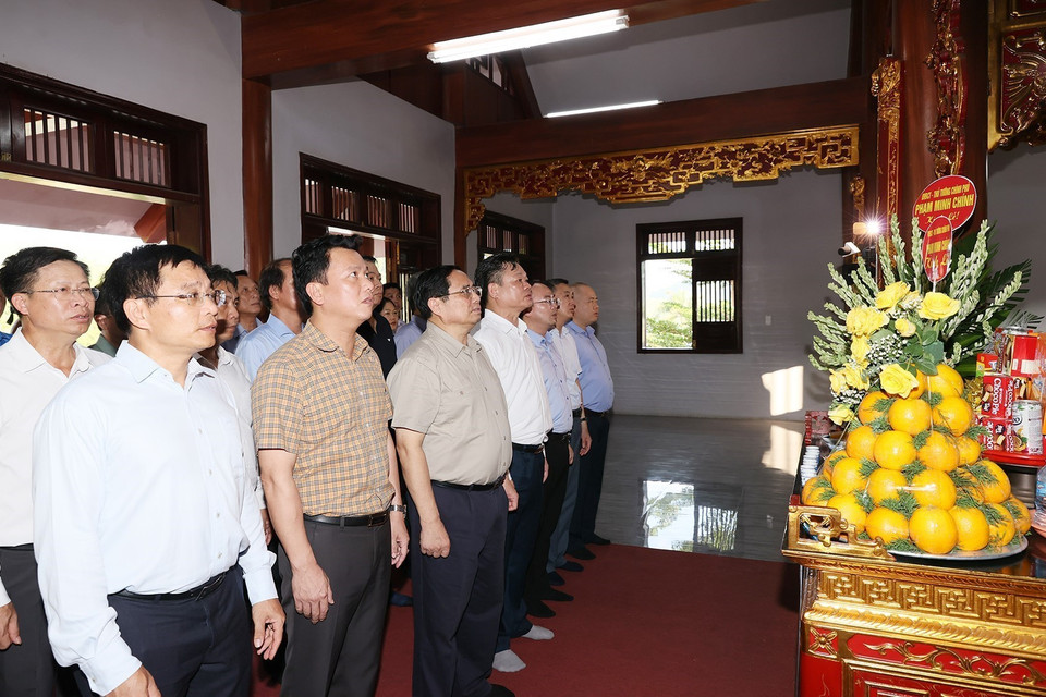 Cũng trong ngày 15/7, Thủ tướng Phạm Minh Chính đã đến dâng hương tưởng niệm Chủ tịch Hồ Chí Minh tại Di tích Lịch sử Thanh niên Xung phong Nà Tu. (Ảnh: Dương Giang/TTXVN)