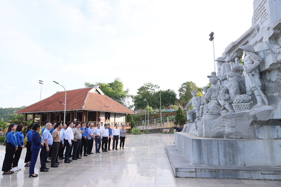 Thủ tướng Phạm Minh Chính với các đại biểu thăm Di tích Lịch sử Thanh niên Xung phong Nà Tu. (Ảnh: Dương Giang/TTXVN)